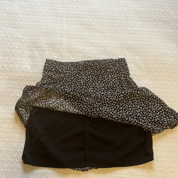 Reitmans black and white patterned skirt || size 6 - Picture 4 of 7